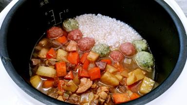 内胆入座电饭煲，开启蒸饭功能。