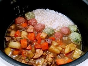 内胆入座电饭煲，开启蒸饭功能。