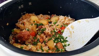 撒上适量香葱碎提味即可出锅。