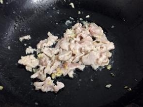 翻炒至变色变白