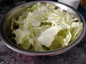 卷心菜洗净掰好备用