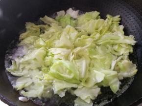 水开放入卷心菜烫一下