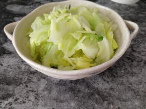 捞出卷心菜控水