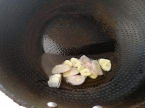 油热放入毛葱片和蒜片