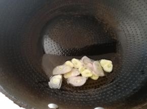 油热放入毛葱片和蒜片