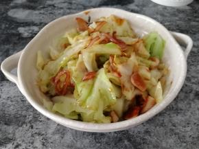 把调好的汁浇到卷心菜上拌均匀