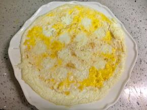 蛋清煎熟后，蛋黄一面朝下放盘子里备用。