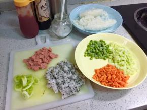 把胡萝卜、黄瓜、火龙果分别洗净，去皮，切丁，火腿肠切丁，没有洋葱了，我用了大葱，切片，豌豆和米饭（隔夜的），拿出冰箱回温。