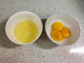 取三个土鸡蛋，因为比较小，我用了三个，大的鸡蛋两个也可以，把蛋黄和蛋清分开。