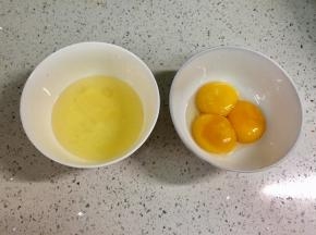 取三个土鸡蛋，因为比较小，我用了三个，大的鸡蛋两个也可以，把蛋黄和蛋清分开。