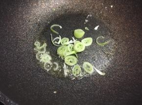 锅里放油，下大葱煸出香味。