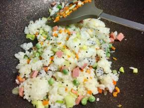 胡萝卜和豌豆炒熟后，下米饭翻炒。