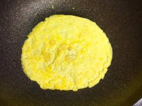 把蛋黄打散，加一点清水和淀粉，不粘锅烧热，放油，先把蛋黄煎成蛋皮。保持小火，不要煎焦了。