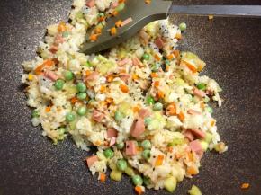 加入生抽，炒匀，如果不放生抽，只放盐也可以。