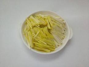 韭黄洗净沥水，切成段