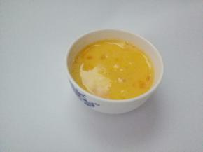 鸡蛋打入碗中，加入料酒，清水打拌匀。