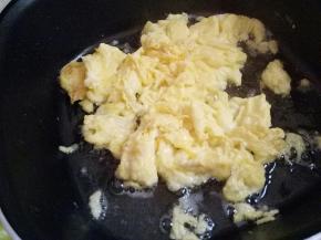 热锅热油，下打匀的蛋液，中火炒制成型，盛出备用。