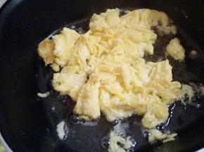 热锅热油，下打匀的蛋液，中火炒制成型，盛出备用。