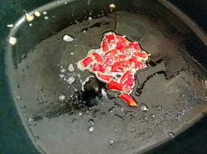 在下干辣椒，小火煸香。