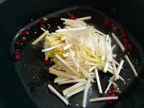下韭黄的根部大火炒匀