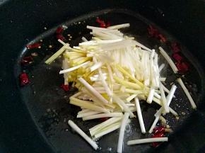 下韭黄的根部大火炒匀