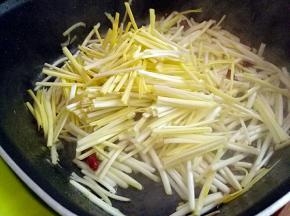 下韭黄叶炒匀