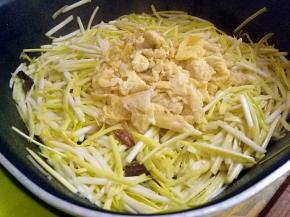 在下炒好的鸡蛋，