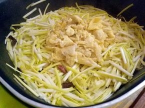 在下炒好的鸡蛋，