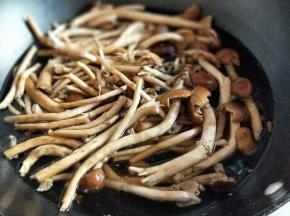 首先将茶树菇去根，再焯水，冷水入锅，烧开后捞出即可。