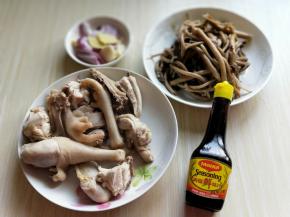 葱姜蒜去皮切碎。