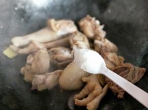加入白砂糖。