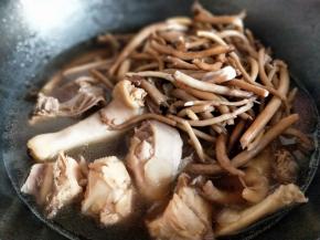 加入没过鸡块的水，再加入茶树菇，大火烧开后，转小火35分钟。