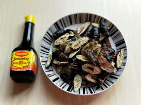 首先将蚕蛹处理好，冷水洗干净，再焯水，捞出淋干水份，再将蚕蛹从中间剪开(一剪二)