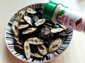 装入盘中，加入椒盐粉。