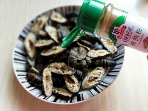 再加入孜然粉。