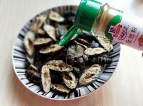 再加入孜然粉。