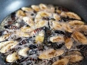 起油锅，油温7成时加入挂满调味糊的蚕蛹，中火炸
可以不断地摇晃不粘锅，也可以用长一点的筷子翻动，注意不要烫手哈！炸的酥一点更美味。