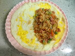 把炒饭放在蛋皮的半边，炒饭没有包入全部，我炒的是两个人吃的量。