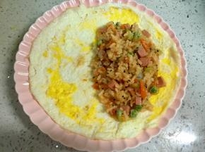 把炒饭放在蛋皮的半边，炒饭没有包入全部，我炒的是两个人吃的量。