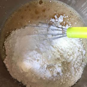 加入低粉和泡打粉的混合物。