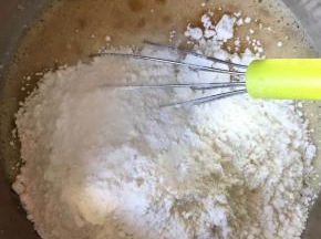 加入低粉和泡打粉的混合物。
