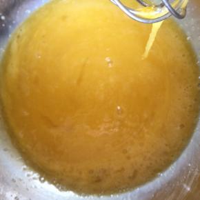 提起打蛋器能够自然流畅的滴落。加入柠檬汁。