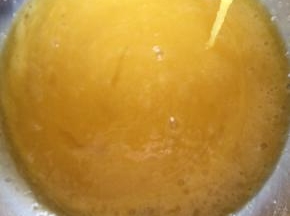 提起打蛋器能够自然流畅的滴落。加入柠檬汁。