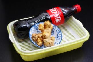 准备食材：生姜、可乐；