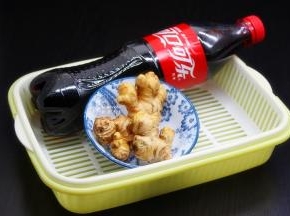 准备食材：生姜、可乐；