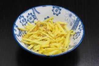 生姜洗净切丝，可以把生姜去皮，口感更好；