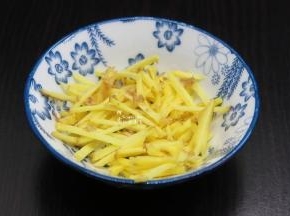 生姜洗净切丝，可以把生姜去皮，口感更好；
