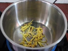 把切好的生姜丝，放入锅中；