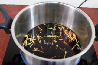 全部可乐都倒入锅中；