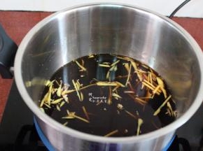 全部可乐都倒入锅中；